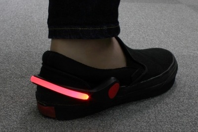 ナイトランに安心を…シューズに付ける赤色LEDセーフライト 画像