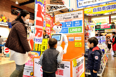 オートバックスに「Pepper」入社、外国人客の対応も 画像
