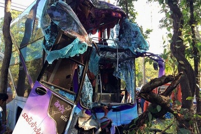 寺参りの2階建てバス、林に突っ込み大破　タイ東北部 画像