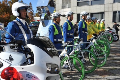 冬の自転車隊「BEEMS」、あの制服で足立区4警察署と正しい乗り方アピール 画像