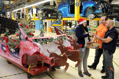 【クリスマス】フォードの独工場にサンタのソリ…廃車の フィエスタ 流用 画像