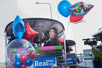 ミス・ユニバースのタイ代表凱旋、トゥクトゥク10台がお出迎え 画像