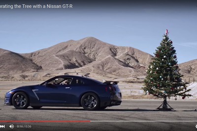 日産 GT-R、550 馬力のパワーでクリスマスツリーを?!［動画］ 画像