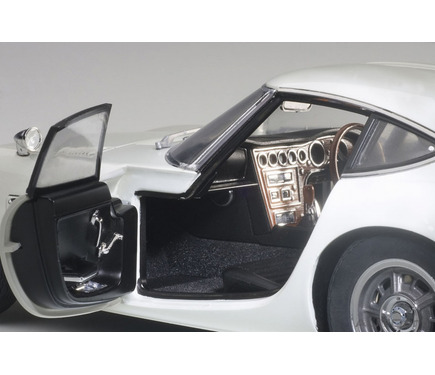1/18 オートアート　トヨタ2000GT Amazon | 1/18 オートアート トヨタ 2000GT ホワイト 絶版