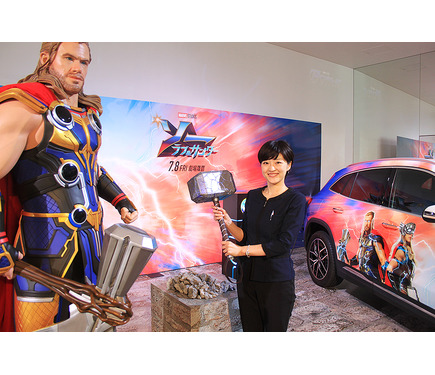 雷神が走らせるev メルセデスベンツ Eqa と ソー ラブ サンダー がコラボ フォトスポや映えドリンクも 8枚目の写真 画像 レスポンス Response Jp