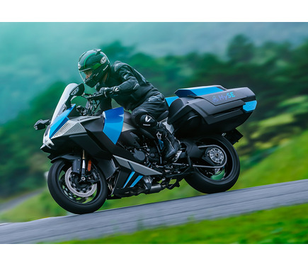 スズキ GSX-8S ミドルクラスライバル比較試乗【VS ヤマハ MT-07