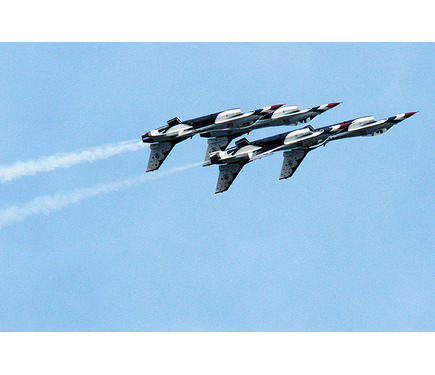 米空軍アクロバット飛行隊サンダーバーズ　Gildan社製　Tシャツ 世界最高のアクロバットチーム、米空軍サンダーバーズの日本