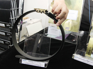 【ウェアラブルEXPO16】ベルトでスマホを充電、薄さ0.38mmで折り曲げ自在 画像