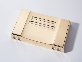 ゼルダ30周年記念の24金ファミコン互換機、価格55万円なり 画像