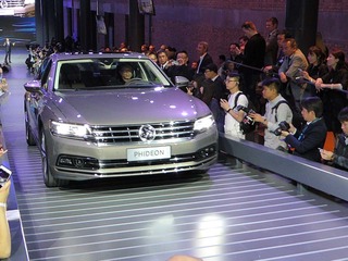 【北京モーターショー16】50mのスロープを新型車が駆け巡る…VWグループ前夜祭 画像
