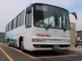 東芝、ワイヤレス充電採用の中型EVバスで高速道路の実証走行を開始 画像