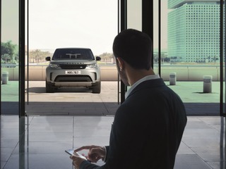 【パリモーターショー16】ランドローバー ディスカバリー 新型、スマホで後席を遠隔操作 画像