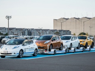 日産、完成車無人搬送システムを導入…リーフ 自動運転車で牽引 画像