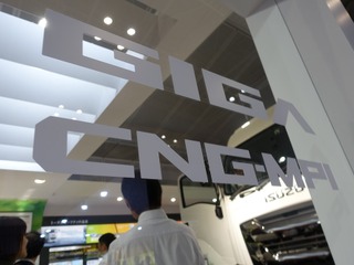 【人とくるまのテクノロジー2017】大型トラックでもCNGを! いすゞ、ギガ 用エンジンを出展 画像