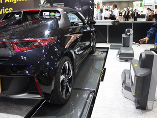 【オートサービスショー2017】ついにアライメントテスターも非接触型登場、大型トラック用も充実…バンザイ、イヤサカ 画像