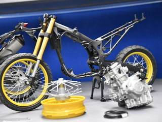 【タミヤ 1/6アフリカツイン 発売イベント】リムにスポークを組むのも実車と同じように! タミヤのこだわりにホンダ開発陣も舌を巻く 画像