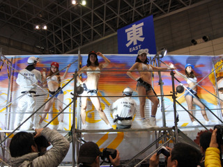 日野、恒例のダンスパフォーマンスはやや控えめ…東京オートサロン2018 画像