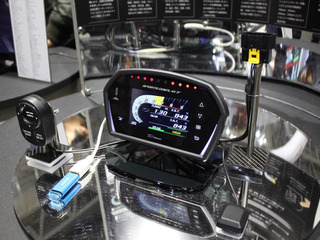 デフィーの多機能ディスプレイ、3種類の表示モード…東京オートサロン2018 画像