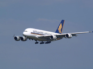 ブリヂストン、エアバス A380 初号機にタイヤ納入 画像