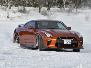 【日産 GT-R 氷上試乗】全天候型スーパーカーであることを証明する走り…木下隆之 画像
