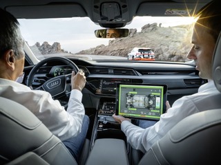 アウディ e-tron、アクセルペダルのみで加減速…パドルで減速レベルを選択可能 画像