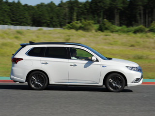 【三菱 アウトランダーPHEV 新型試乗】走りの質感アップ、これぞ”熟成”と言うべき進化…桂伸一 画像