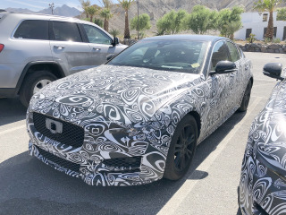 Cクラス&3シリーズに食らいつけ…ジャガー XE が初の大改良、その実態は 画像