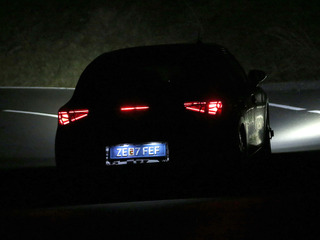 暗闇に見た開発車両の正体は? VWグループ渾身の主力モデルか 画像