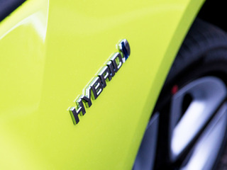 HV・EVが燃えたら、かけるのは「水」?「泡」?…ガソリン車とは違う、車両火災の思わぬ危険とは【岩貞るみこの人道車医】 画像