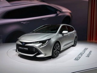 欧州 カローラ のハイブリッドは新開発の2.0エンジン仕様も…パリモーターショー2018 画像