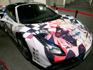 『アズールレーン』のフェラーリ 488スパイダー痛車、展示中…秋葉原 画像