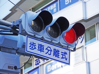 自動運転の前に「信号機」にできることを考える【岩貞るみこの人道車医】 画像