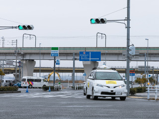 信号情報を携帯電話網を使って自動運転車両に送信…DeNAが実証実験 画像