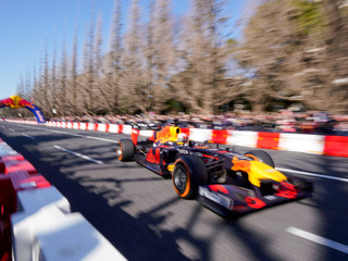 【F1】レッドブル・レーシングのフェルスタッペンとガスリー、外苑いちょう並木で激走を披露 画像