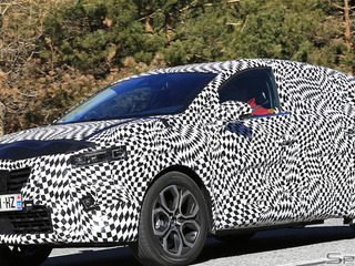 ルノー キャプチャー PHEV か!? 最新プロトタイプを目撃 画像