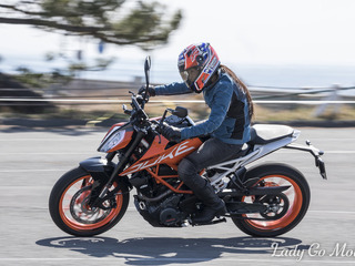 【KTM 390DUKE 試乗】扱いきれる楽しさがある...サトウマキ 画像