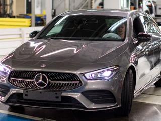 メルセデスベンツ CLA シューティングブレーク 新型、量産第一号車がラインオフ…9月から納車を欧州で開始へ 画像
