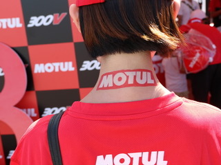 【鈴鹿8耐】タトゥーシールで応援モードをアップさせてくれるMOTULブース 画像