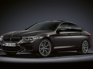 BMW M5誕生35周年記念モデル、内外装に限定装備を多数採用 価格2160万円 画像