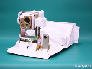 宇宙空間で360°全方位を撮影、JAXAとリコーが全天球カメラを共同開発 画像