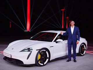 【ポルシェ タイカン】911のデザインDNA引き継ぎながらもEV特性を重視…デビューの場で開発者に聞いた 画像