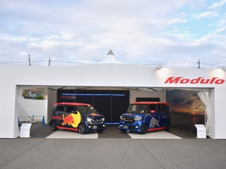 レッドブルとトロロッソのカラーリングが施されたホンダ・モデューロ特別仕様…F1 日本GP 画像