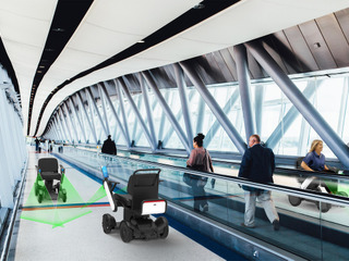 羽田空港で自動運転電動車いすの試験走行 JALやWHILL 画像