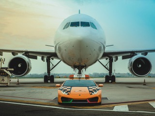 ランボルギーニ ウラカン、空港で航空機を誘導…ボローニャ 画像
