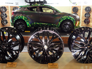 迷彩柄の C-HR、トピー実業が東京オートサロン2020に展示…最新ドルフレン・ヴァーグルを装着 画像
