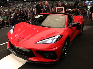 シボレー コルベット 新型、量産第一号車は300万ドルで落札…新車価格の約50倍 画像