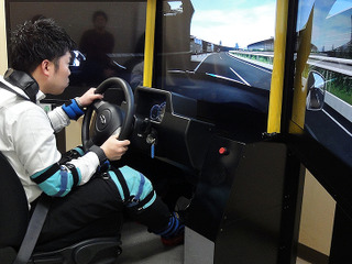 高齢者擬似体験セットで体感…逆走と心身を三世代で理解する NEXCO東日本イベント 画像