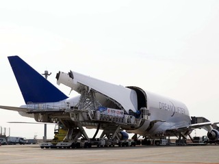 巨大貨物飛行機、ドリームリフターの機内を公開…MINIなら80台? 画像