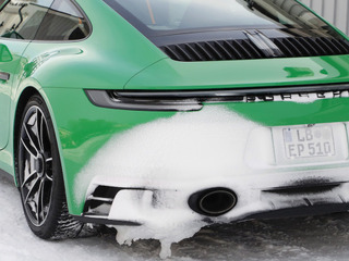クリアテールレンズがカッコよすぎ…ポルシェ 911 GTS 新型、全部見えた 画像