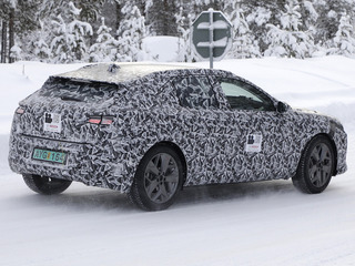 DS 4 がクーペスタイルで復活!メルセデスベンツ Aクラス の刺客となるか 画像